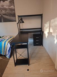 Scrivania moderna e comodino