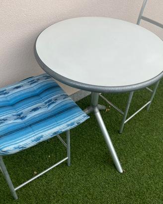Tavolino rotondo e 2 sedie