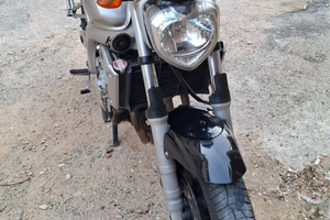Yamaha fz6 del 2004 con cupolino e porta targa sp