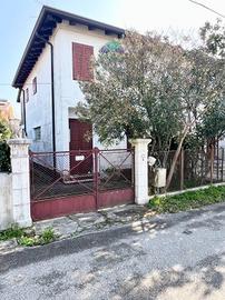 Particolare e graziosa casa accostata con giardino