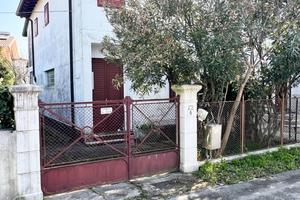 Particolare e graziosa casa accostata con giardino