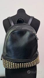Zaino nero con borchie dorate