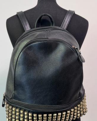 Zaino nero con borchie dorate
