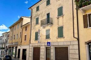 CASA SEMINDIPENDENTE A CAPRINO VERONESE
