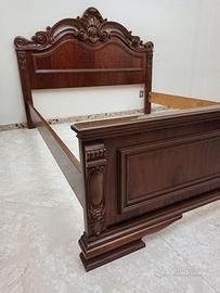 Letto matrimoniale vintage in noce intagliato