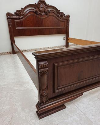 Letto matrimoniale vintage in noce intagliato