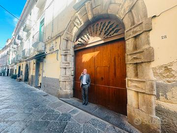 Centro: ampia metratura con terrazzo e posto auto