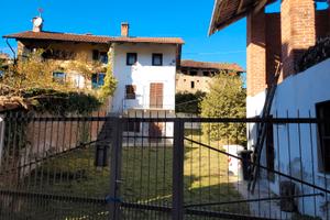 Casa indipendente con fabbricato attiguo e terreno