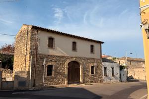 Casa indipendente bilivelli centrale con cortile