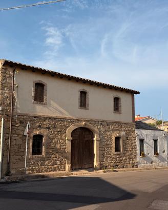 Casa indipendente bilivelli centrale con cortile
