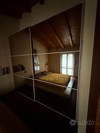 armadio scorrevole con ante a specchio