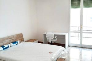 Ampia stanza singola in bel contesto