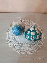 Coppia di palline natalizie colorate vintage.