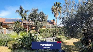 VILLA MULTIPIANO CON GIARDINO ACICATENA