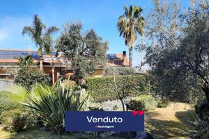 VILLA MULTIPIANO CON GIARDINO ACICATENA