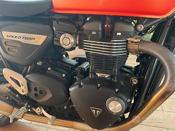 Moto Triumph cafe' racing speed twin 1200