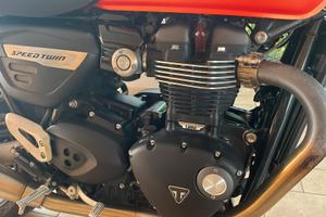 Moto Triumph cafe' racing speed twin 1200