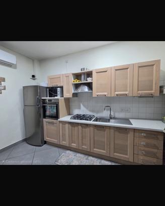 CUCINA IN LEGNO + FRIGORIFERO