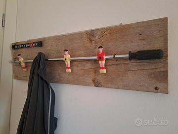 Appendino biliardino su asse di legno vecchio