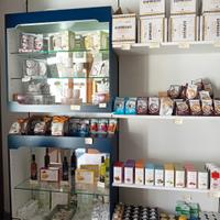 scaffali da negozio + 2 vetrine 