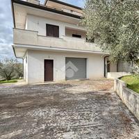 VILLA A SCHIERA A MONTE SAN GIOVANNI CAMPANO