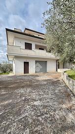 VILLA A SCHIERA A MONTE SAN GIOVANNI CAMPANO