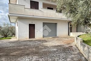 VILLA A SCHIERA A MONTE SAN GIOVANNI CAMPANO