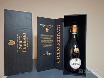 Bottiglia vuota G. Ferrari con custodia 0,75 cl.