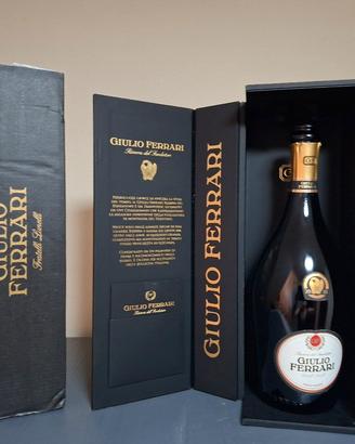 Bottiglia vuota G. Ferrari con custodia 0,75 cl.