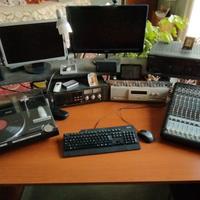 Ampia scrivania consolle audio-video.