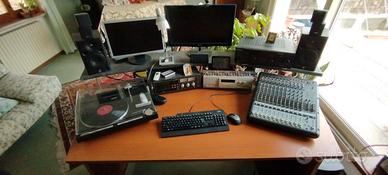 Ampia scrivania consolle audio-video.