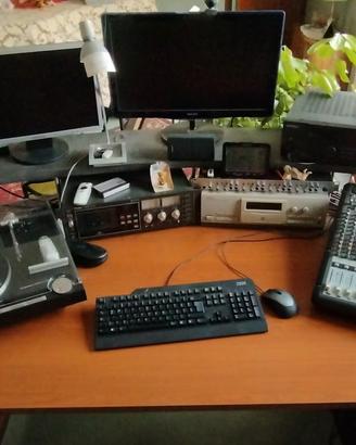 Ampia scrivania consolle audio-video.