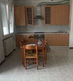 cucina completa di tavolo e sedie