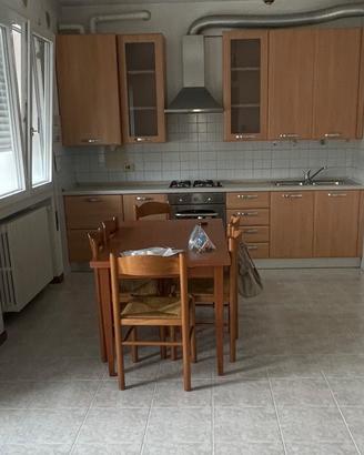cucina completa di tavolo e sedie