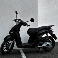 Piaggio Liberty S 125 + due caschi
