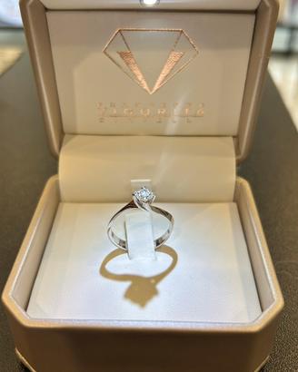 anello con diamante