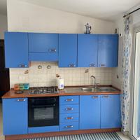 cucina completa tavolo e sedie