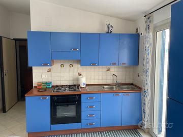 cucina completa tavolo e sedie