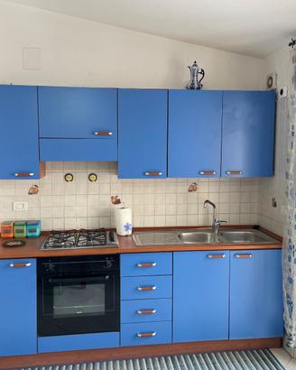 cucina completa tavolo e sedie