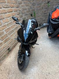 Yamaha R3 2022 con 6000km Nera