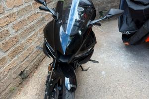 Yamaha R3 2022 con 6000km Nera