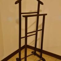 Servomuto appendiabiti in legno con rotelle