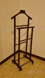 Servomuto appendiabiti in legno con rotelle