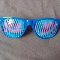 Occhiali bucherellati blu