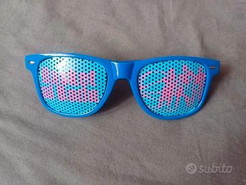 Occhiali bucherellati blu