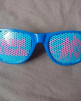 Occhiali bucherellati blu