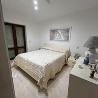 camera da letto bianca elegante