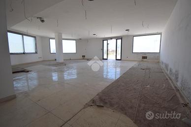 CAPANNONE A SAN GIOVANNI LA PUNTA