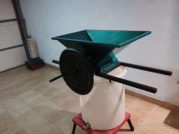 Macchina per pigiare l' uva.