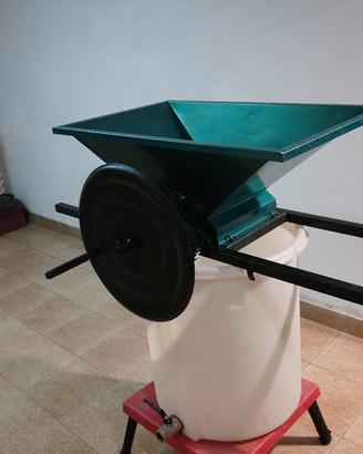 Macchina per pigiare l' uva.